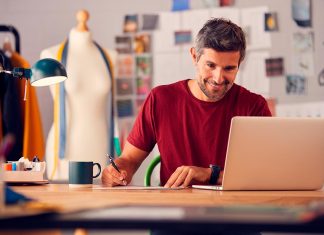 Netiquetas: ¿qué son y por qué son importantes para su negocio? Las netiquetas se basan en valores básicos de convivencia, tales como el respeto, la tolerancia, la empatía, la honestidad, entre otros.