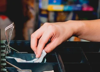 ¡No mezcle las finanzas de su negocio con las personales! Dinero del negocio en una caja registradora.